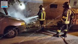 Piromane incendia i sacchi della differenziata, il fuoco minaccia le auto