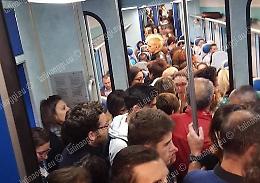 Treni pieni, ritardi in serie e guasti, pendolari in rivolta