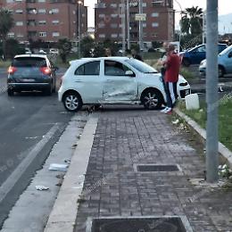 Incidente stradale tra auto e scooter, grave un giovane