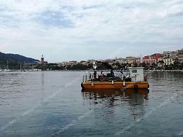 Raccolta di pneumatici usati davanti alla Peschiera a Gaeta