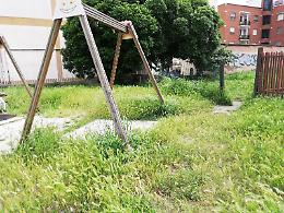 Il parco di via Villafranca abbandonato al degrado e all'incuria