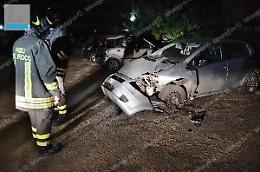 Attentato esplosivo, c'è un testimone: viste due auto sospette durante la fuga