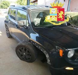 Ubriaco riparte con la Jeep e danneggia tre auto parcheggiate