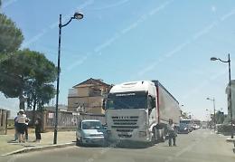 Incidente tra camion e auto in via Carducci, traffico in tilt in centro