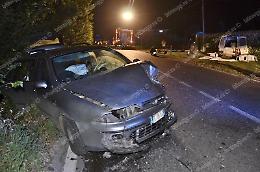 Incidente tra due auto nella notte, paura per due bambini
