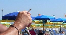 Niente sigaretta in spiaggia, scatta l'ordinanza antifumo a Latina