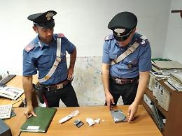 In casa gli trovano droga e ... 63 confezioni di preservativi rubate