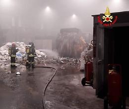 Incendio ieri sera in un'azienda a Cisterna, intervento dei vigili del fuoco