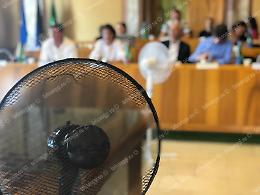 Consiglio comunale torrido: niente aria condizionata, solo 3 ventilatori