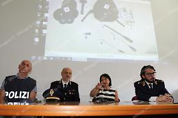 Rapine e furti nei negozi, 5 fermi per i componenti della banda