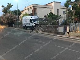 Esce di strada col furgone e abbatte una cabina del gas, paura a Cisterna