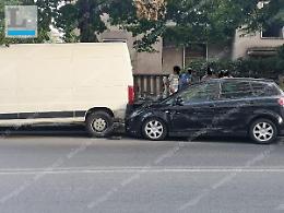 Li insegue a folle velocità e li tampona in centro: i retroscena