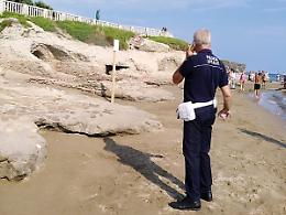 In spiaggia nelle Grotte di Nerone nonostante i divieti: multati