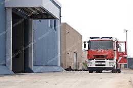 Violento incendio all'esterno di un'azienda, a fuoco materiali di scarto