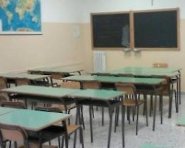 Aule scolastiche senza arredi, si infiamma la polemica