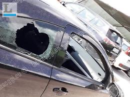 Tirano un sasso da bordo strada e centrano il finestrino dell'auto