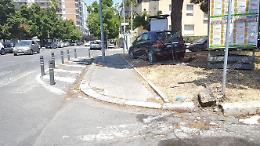 Incidente in via Verdi, una Mercedes finisce nell'area verde