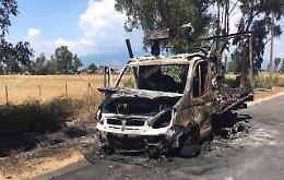 Camion prende fuoco sulla Migliara 49, illeso il conducente