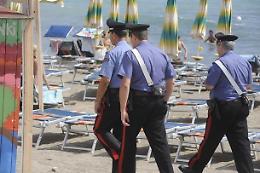 "Molesta i bambini". Panico e tensione sulla spiaggia di Serapo
