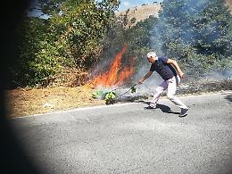 Rogo sulla Giulianello-Rocca Massima, per spegnerlo interviene il vice sindaco