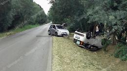 L'auto si ribalta dopo l'incidente, coinvolto un anziano di 89 anni