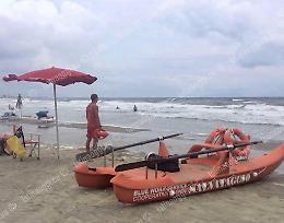 Bagnino salva due adolescenti rimaste in balia delle onde