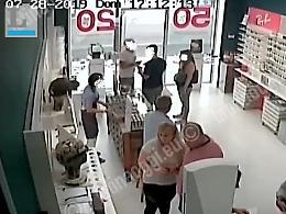 Abili ladri di occhiali in azione, il video li inchioda