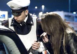 Guida ubriaca, si schianta sullo spartitraffico e inveisce contro i carabinieri