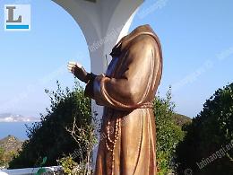 Decapitata la statua di Padre Pio a Ponza. La denuncia del parroco