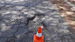 Il pronto intervento arriva in ritardo, i vigili piantonano per ore una buca