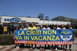Flash mob di FdI davanti la Corden Pharma: "La crisi non va in vacanza"