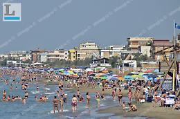Pestati per odio razziale al Lido: «Vai a vendere quegli stracci al tuo Paese»