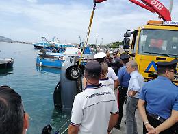 Dimentica di mettere il freno a mano, l'auto finisce in mare