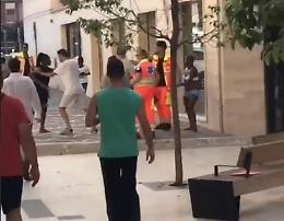 Scene di follia in centro: urla e aggredisce i passanti