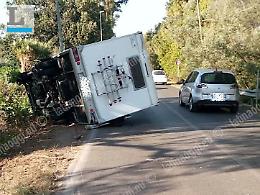 Incidente  tra mezzi in strada a Borgo Sabotino, un camper si ribalta