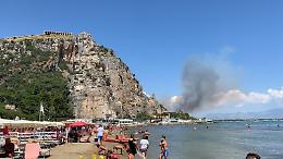 Due incendi all'ora di pranzo, spegnimento ancora in corso