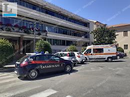 Dà in escandescenza all'ufficio Anagrafe di Aprilia: sul posto carabinieri e 118