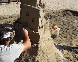 A Terracina torna il re delle sculture di sabbia. Ed è subito capolavoro