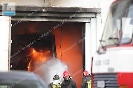 Incendio nella carrozzeria a Borgo San Michele: paura sulla Migliara 43