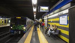 Minaccia di buttarsi sui binari della metro B,  salvata dai militari