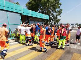 Buste paga incomplete e straordinari non pagati: operai Abc furiosi