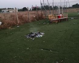 Falò sul campetto da calcio, sfregio alla Clembofal e ai bambini