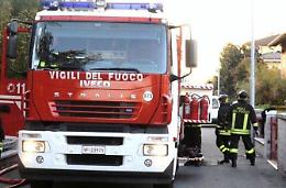 Tanfo persistente da un appartamento, arrivano i vigili del fuoco: erano rifiuti