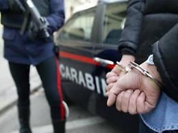 Botte con un bastone e spray urticante per convincerlo a spacciare