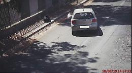 Ripresi dalle telecamere mentre abbandonano rifiuti in strada, denunciati