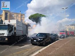 Camion della spazzatura prende fuoco, momenti di paura in centro a Latina