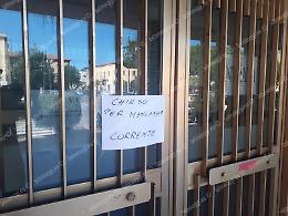 Operai fanno saltare la corrente. Gli uffici del Comune restano chiusi