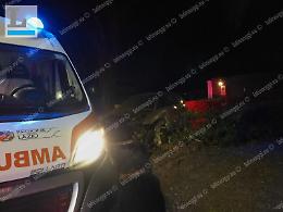 Finiscono fuori strada per evitare un'auto pirata, paura per una famiglia