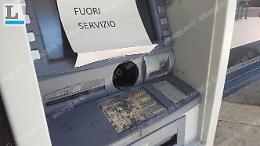 Buco nel bancomat della Credem: ladri a caccia di soldi