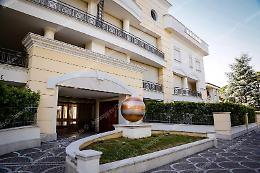 Attici di lusso nei sottotetti di un palazzo in via del Lido
